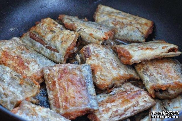 煎帶魚時，有人裹面粉，有人裹淀粉，大廚：都不對，教你最香做法