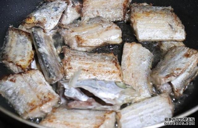 煎帶魚時，有人裹面粉，有人裹淀粉，大廚：都不對，教你最香做法