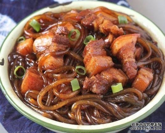 這道東北菜，堪稱燉菜中的經(jīng)典，天冷了吃一鍋，渾身舒坦