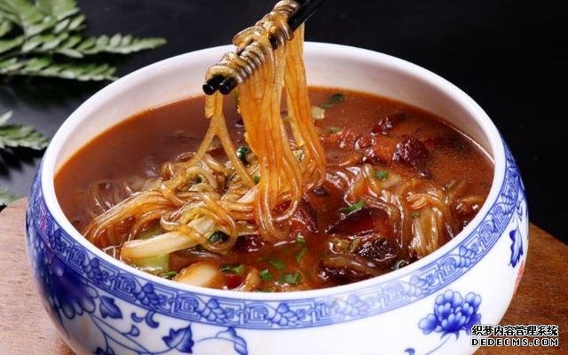 這道東北菜，堪稱燉菜中的經(jīng)典，天冷了吃一鍋，渾身舒坦
