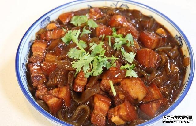 這道東北菜，堪稱燉菜中的經(jīng)典，天冷了吃一鍋，渾身舒坦