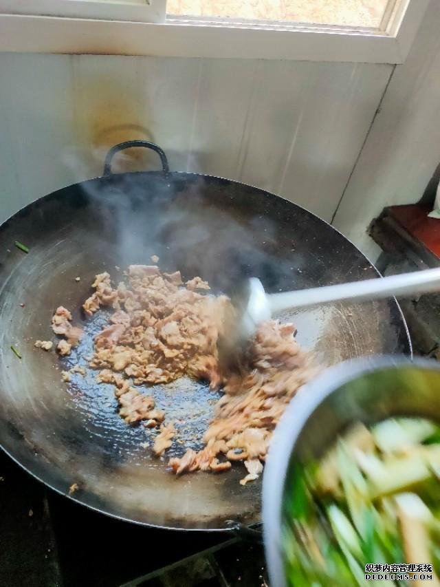 工地農(nóng)民工，必備的下飯菜，安逸