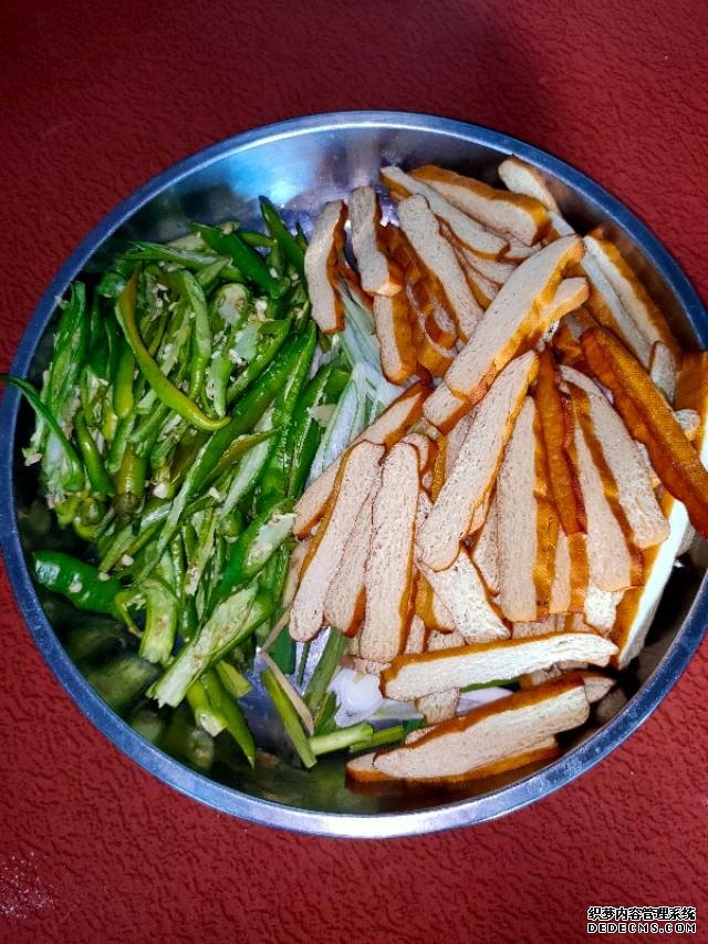 工地農(nóng)民工，必備的下飯菜，安逸