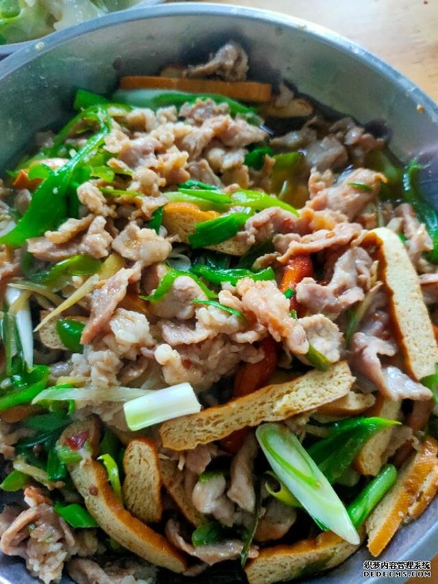 工地農(nóng)民工，必備的下飯菜，安逸