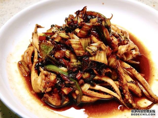 同學(xué)聚會點了9個菜，滿滿家鄉(xiāng)記憶，每道都搶手，女生也能吃3碗飯