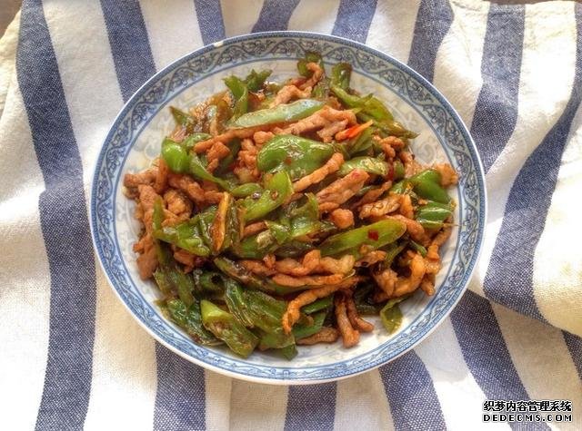 同學(xué)聚會點了9個菜，滿滿家鄉(xiāng)記憶，每道都搶手，女生也能吃3碗飯