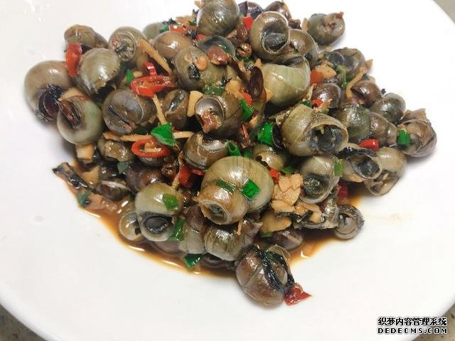 同學(xué)聚會點了9個菜，滿滿家鄉(xiāng)記憶，每道都搶手，女生也能吃3碗飯