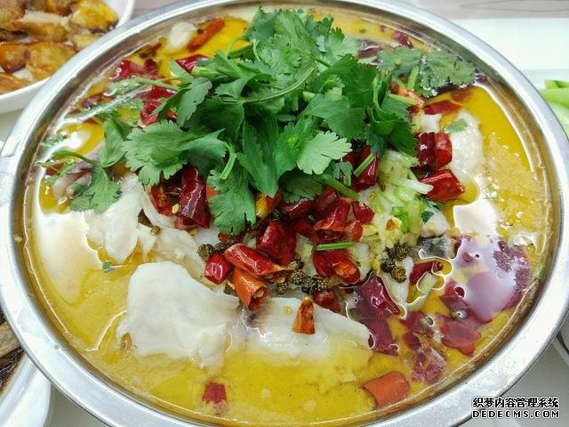 同學(xué)聚會點了9個菜，滿滿家鄉(xiāng)記憶，每道都搶手，女生也能吃3碗飯