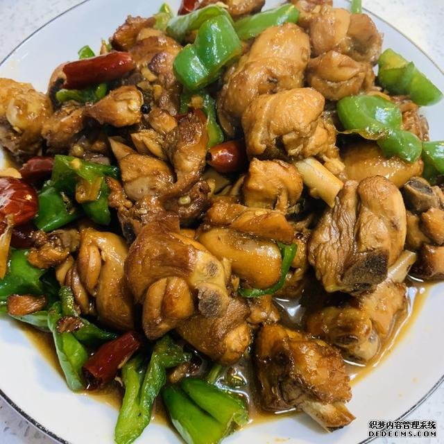 同學(xué)聚會點了9個菜，滿滿家鄉(xiāng)記憶，每道都搶手，女生也能吃3碗飯