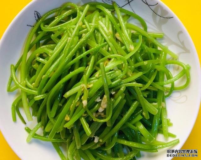 同學(xué)聚會點了9個菜，滿滿家鄉(xiāng)記憶，每道都搶手，女生也能吃3碗飯