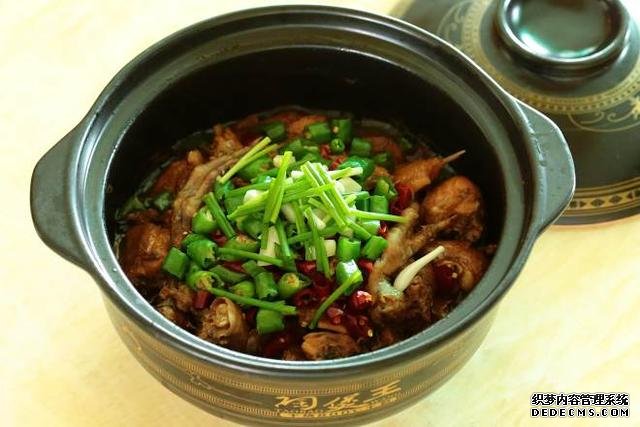 同學(xué)聚會點了9個菜，滿滿家鄉(xiāng)記憶，每道都搶手，女生也能吃3碗飯