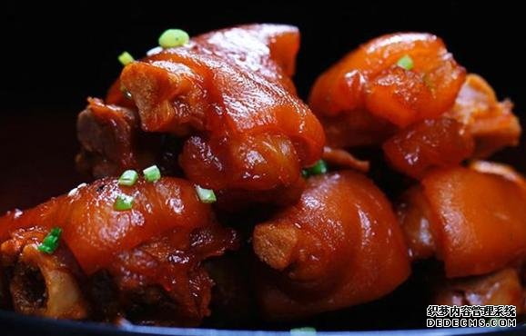 買豬蹄時，前腳和后腳口感差別大，方法教給你，可別買錯了