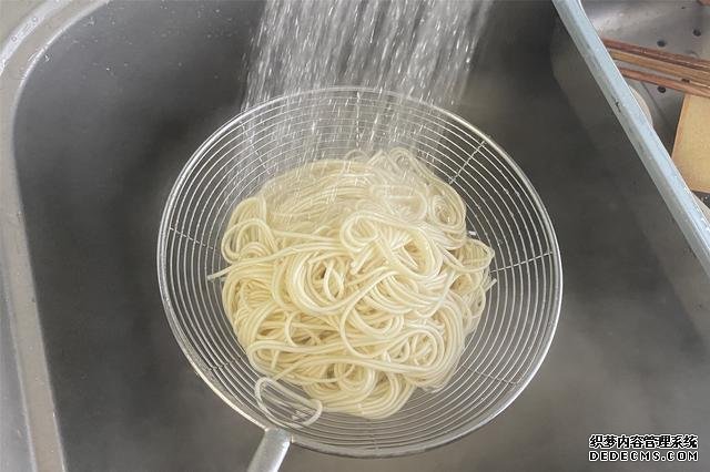 用掛面做炒面，不要煮過就炒，多加2步，不坨不粘鍋，根根分明