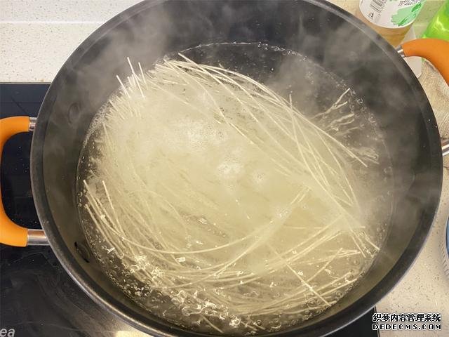 用掛面做炒面，不要煮過就炒，多加2步，不坨不粘鍋，根根分明