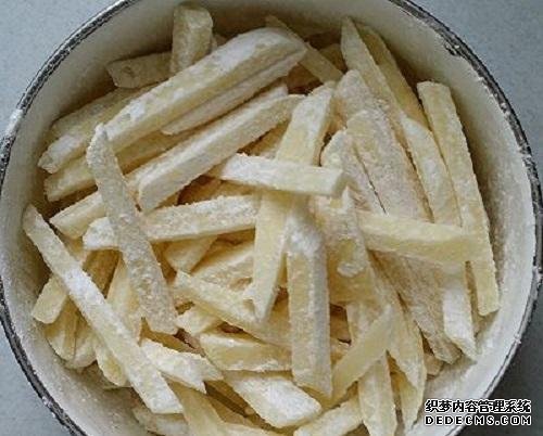 炸薯條時，土豆最忌焯水直接炸，多加這1步，薯條香脆不回軟