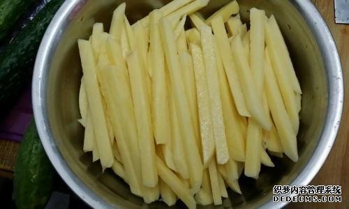 炸薯條時，土豆最忌焯水直接炸，多加這1步，薯條香脆不回軟
