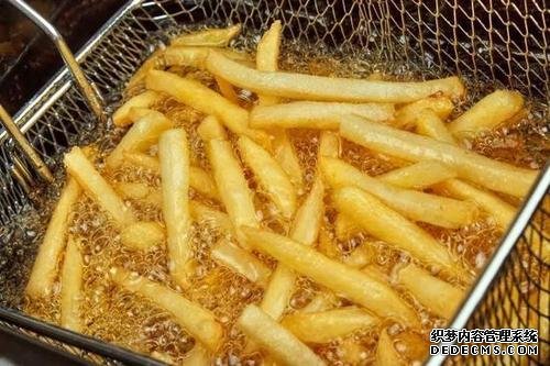 炸薯條時，土豆最忌焯水直接炸，多加這1步，薯條香脆不回軟