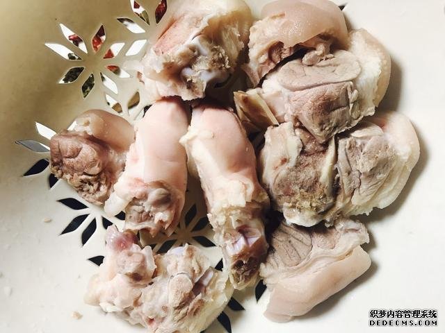 黃豆?fàn)F豬腳這樣做，豬腳不腥還軟綿，香糯又美味，一鍋都不夠吃