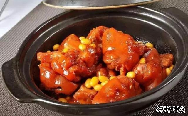 黃豆?fàn)F豬腳這樣做，豬腳不腥還軟綿，香糯又美味，一鍋都不夠吃