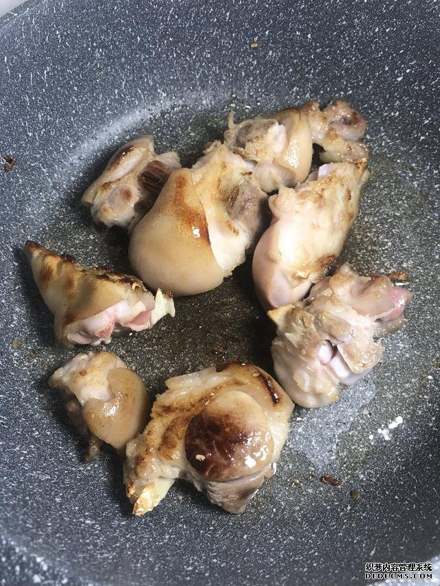 黃豆?fàn)F豬腳這樣做，豬腳不腥還軟綿，香糯又美味，一鍋都不夠吃
