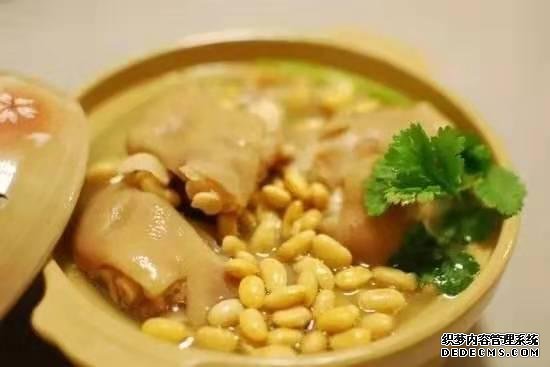黃豆?fàn)F豬腳這樣做，豬腳不腥還軟綿，香糯又美味，一鍋都不夠吃