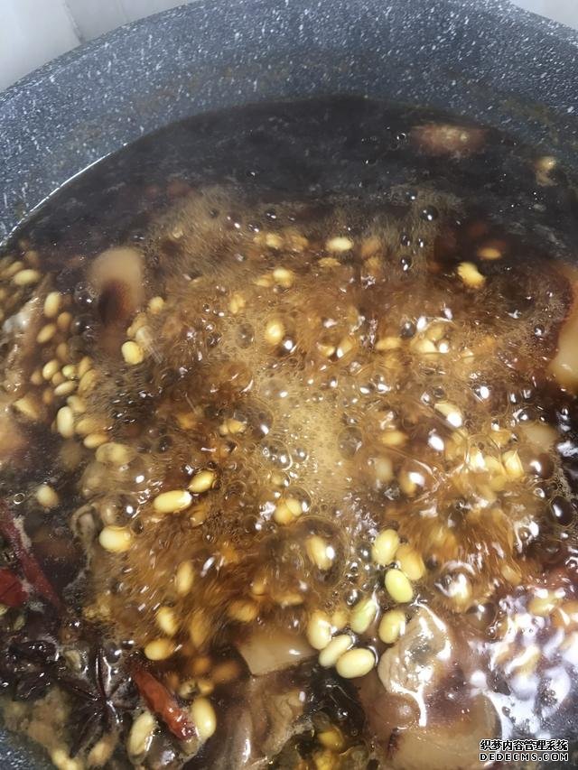 黃豆?fàn)F豬腳這樣做，豬腳不腥還軟綿，香糯又美味，一鍋都不夠吃
