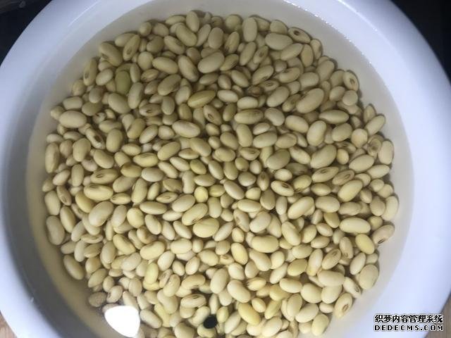 黃豆?fàn)F豬腳這樣做，豬腳不腥還軟綿，香糯又美味，一鍋都不夠吃