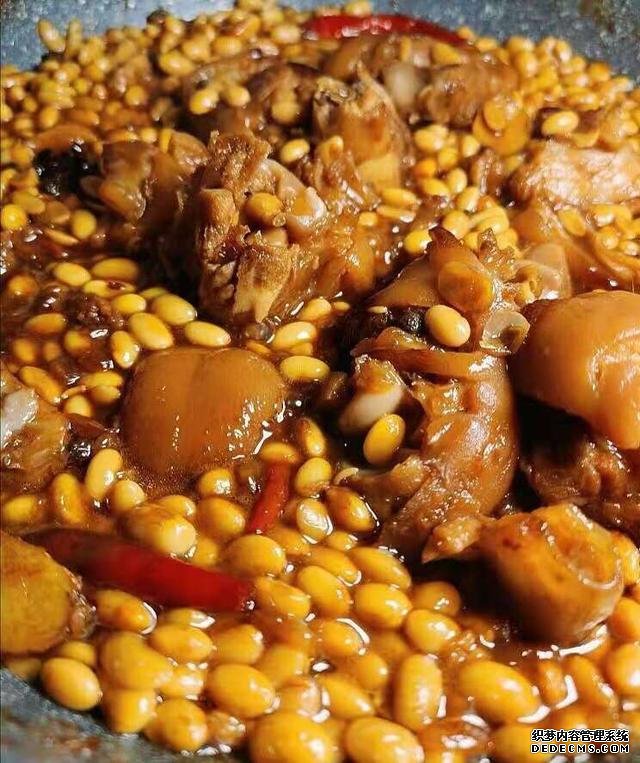 黃豆?fàn)F豬腳這樣做，豬腳不腥還軟綿，香糯又美味，一鍋都不夠吃