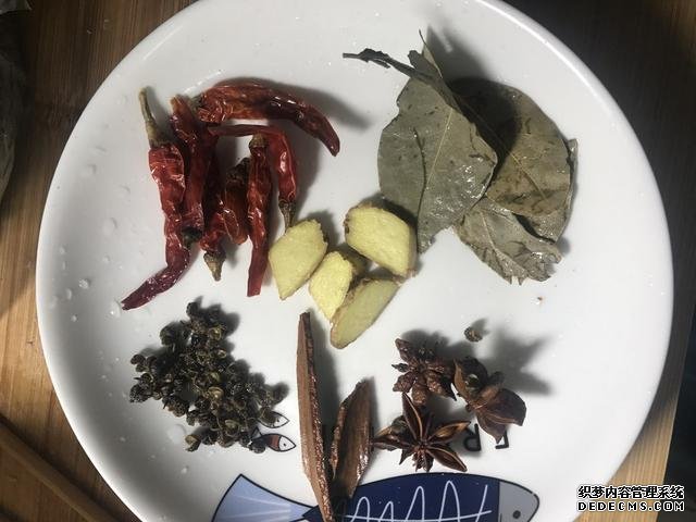 黃豆?fàn)F豬腳這樣做，豬腳不腥還軟綿，香糯又美味，一鍋都不夠吃