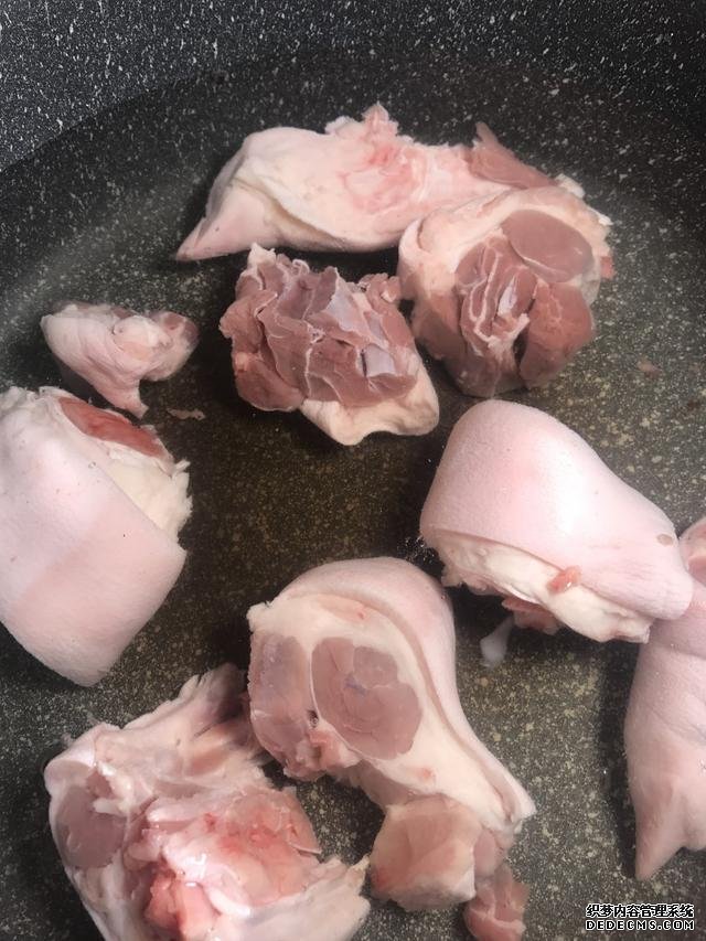 黃豆?fàn)F豬腳這樣做，豬腳不腥還軟綿，香糯又美味，一鍋都不夠吃