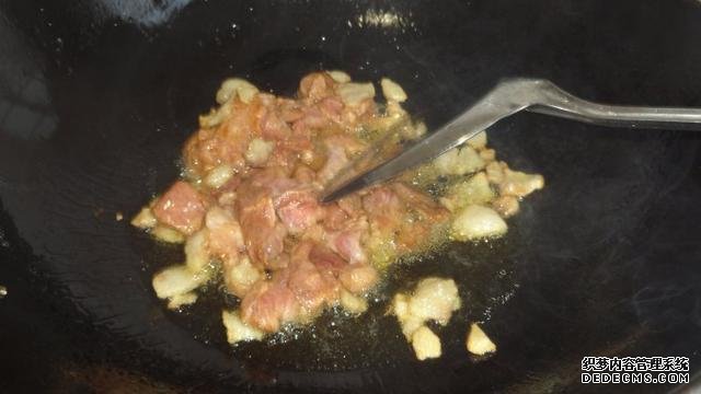花菜燒肉做法，色香味俱全，能讓你多吃幾碗飯