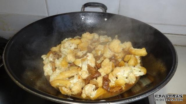 花菜燒肉做法，色香味俱全，能讓你多吃幾碗飯