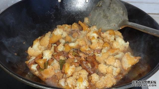 花菜燒肉做法，色香味俱全，能讓你多吃幾碗飯