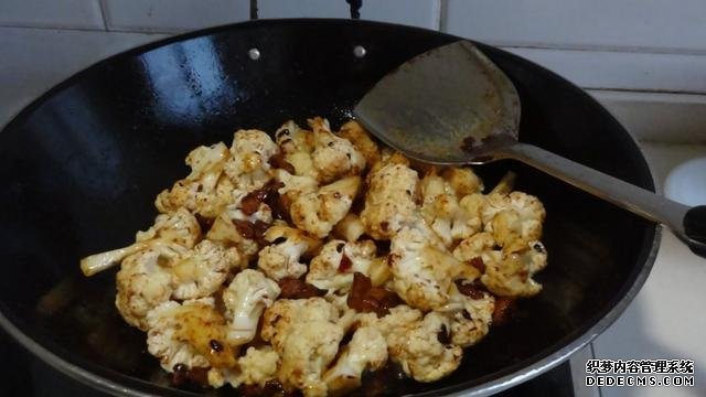 花菜燒肉做法，色香味俱全，能讓你多吃幾碗飯