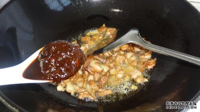 花菜燒肉做法，色香味俱全，能讓你多吃幾碗飯