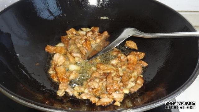 花菜燒肉做法，色香味俱全，能讓你多吃幾碗飯