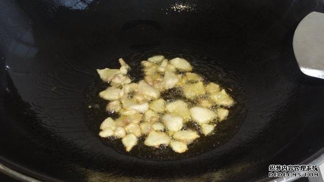花菜燒肉做法，色香味俱全，能讓你多吃幾碗飯