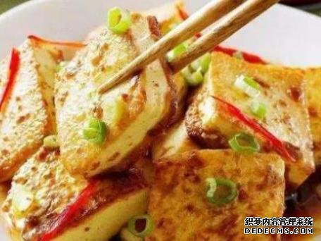 雞蛋肉末炒豆腐、臘味燜飯、辣炒脆骨這幾道家常菜的做法