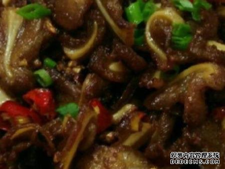 雞蛋肉末炒豆腐、臘味燜飯、辣炒脆骨這幾道家常菜的做法