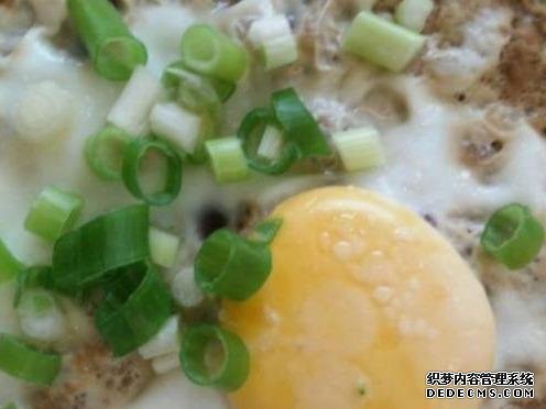 雞蛋肉末炒豆腐、臘味燜飯、辣炒脆骨這幾道家常菜的做法