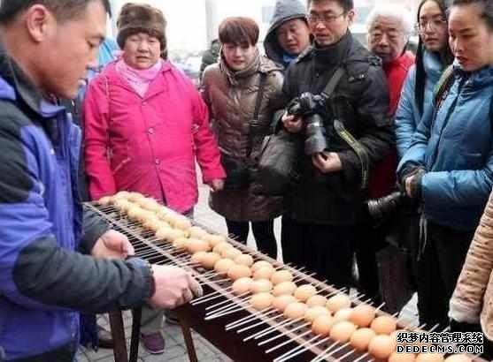 下崗大叔賣“天價(jià)”雞蛋，十元1串，食客：吃完一口還想第二口