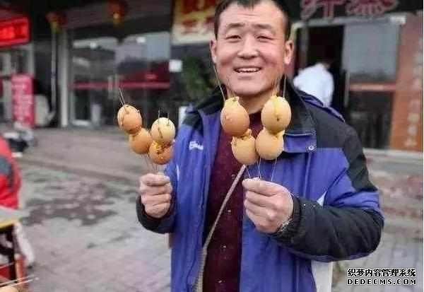 下崗大叔賣“天價(jià)”雞蛋，十元1串，食客：吃完一口還想第二口