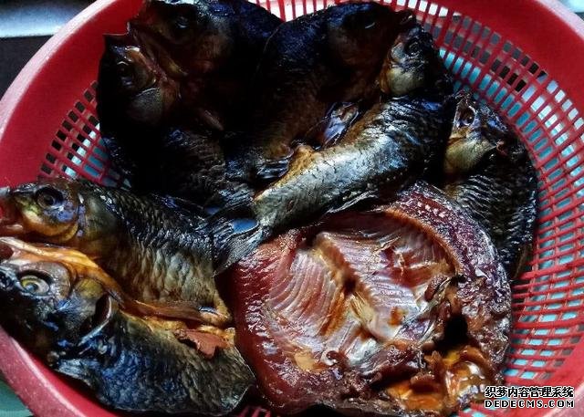 鯽魚(yú)我只服這樣做，稍微腌制風(fēng)干，做好一次可以吃上半年