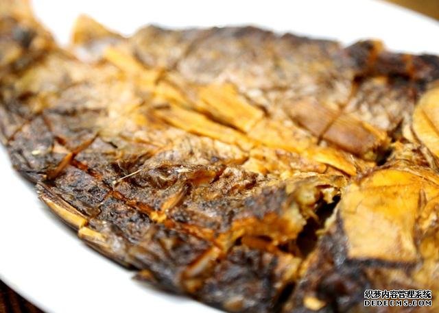 鯽魚(yú)我只服這樣做，稍微腌制風(fēng)干，做好一次可以吃上半年