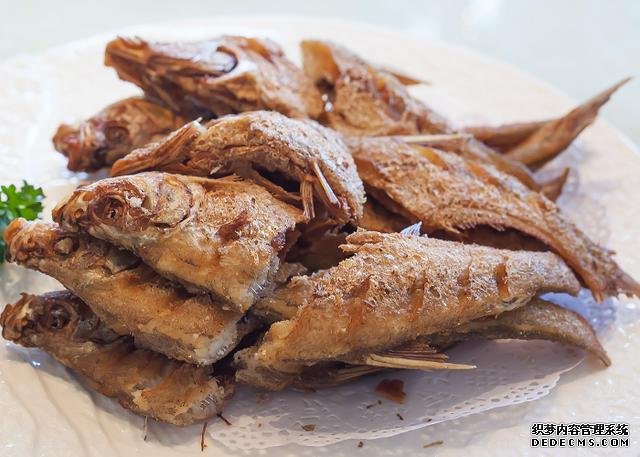 鯽魚(yú)我只服這樣做，稍微腌制風(fēng)干，做好一次可以吃上半年