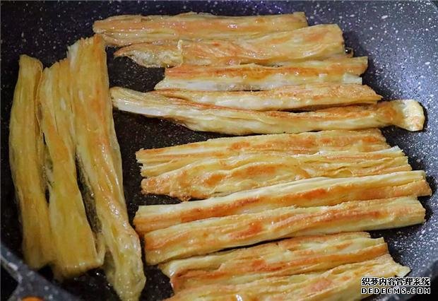 小孩愛吃辣條，教你動(dòng)手在家做，吃的放心還營(yíng)養(yǎng)，我家一做一大盤