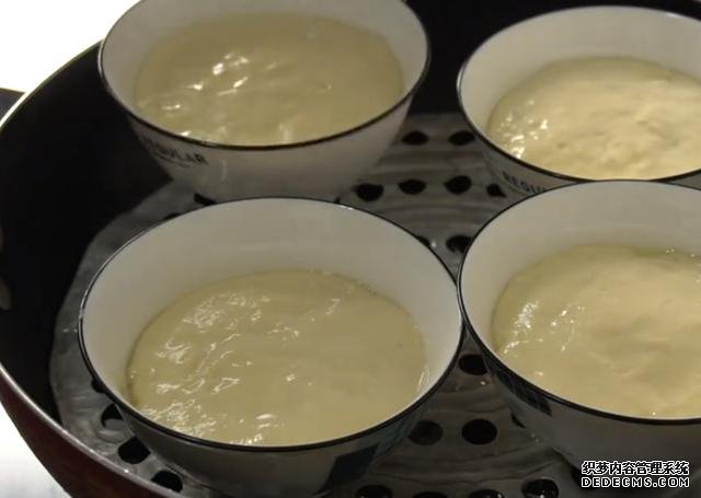 教你用4個(gè)小碗做發(fā)糕，筷子攪一攪，手不沾面，比吃面包還過癮