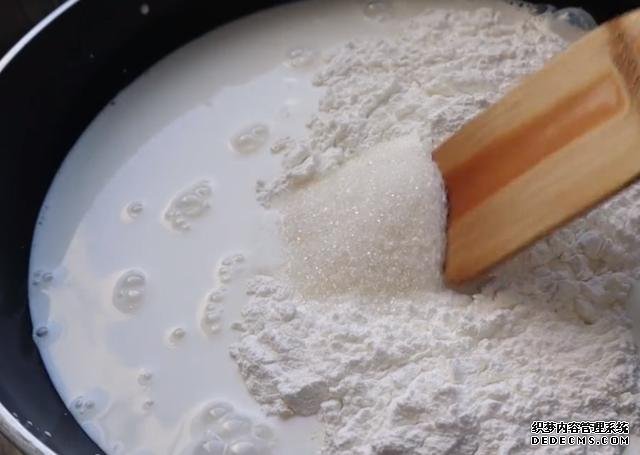 2盒牛奶，2個(gè)雞蛋，你想不到的做法，香酥鮮嫩，比炸香蕉還好吃