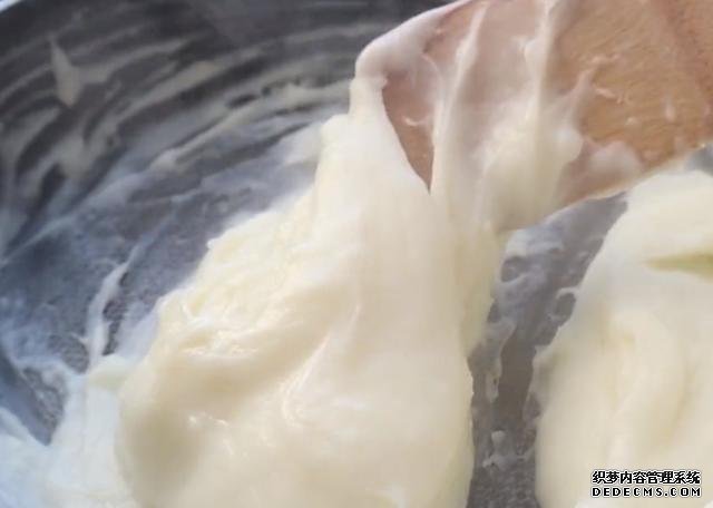 2盒牛奶，2個(gè)雞蛋，你想不到的做法，香酥鮮嫩，比炸香蕉還好吃