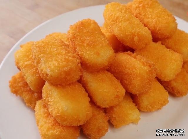 2盒牛奶，2個(gè)雞蛋，你想不到的做法，香酥鮮嫩，比炸香蕉還好吃